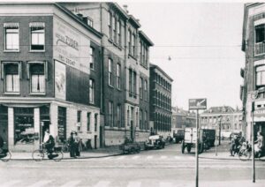 De foto werd in 1953 gemaakt. Nivon gebouw Dirk Smitsstraat.